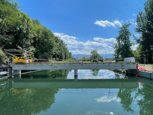 entrée d'eau équipée grue mobile Entrée d'eau équipée d'une grue mobile